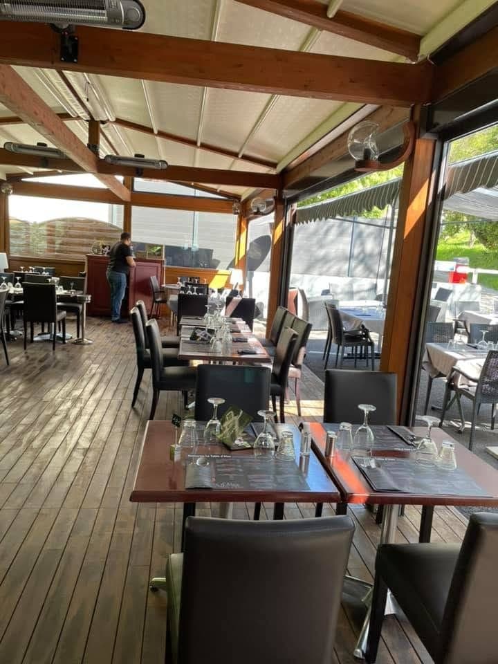 Salle conviviale du restaurant