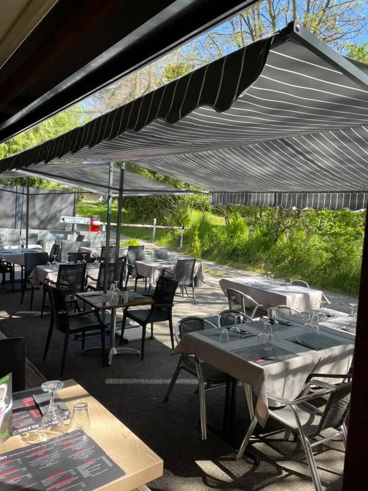 Terrasse arborée du restaurant