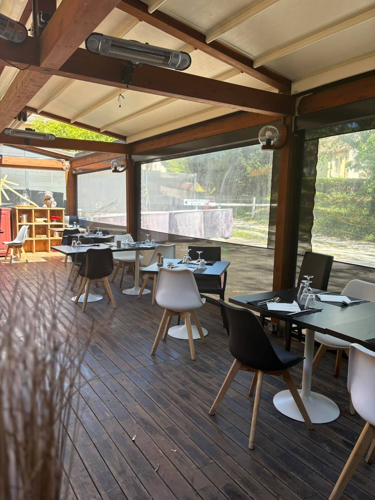 Salle vitrée lumineuse de La Table d'Alex avec vue sur le parc